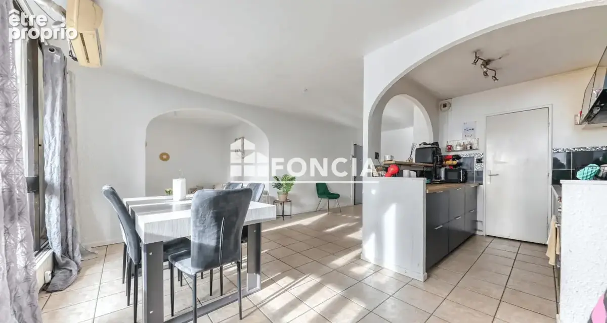 Villeurbanne – Laurent Bonnevay : T5 traversant de 94 m² à 3 minutes à pied du métro A - photo 4