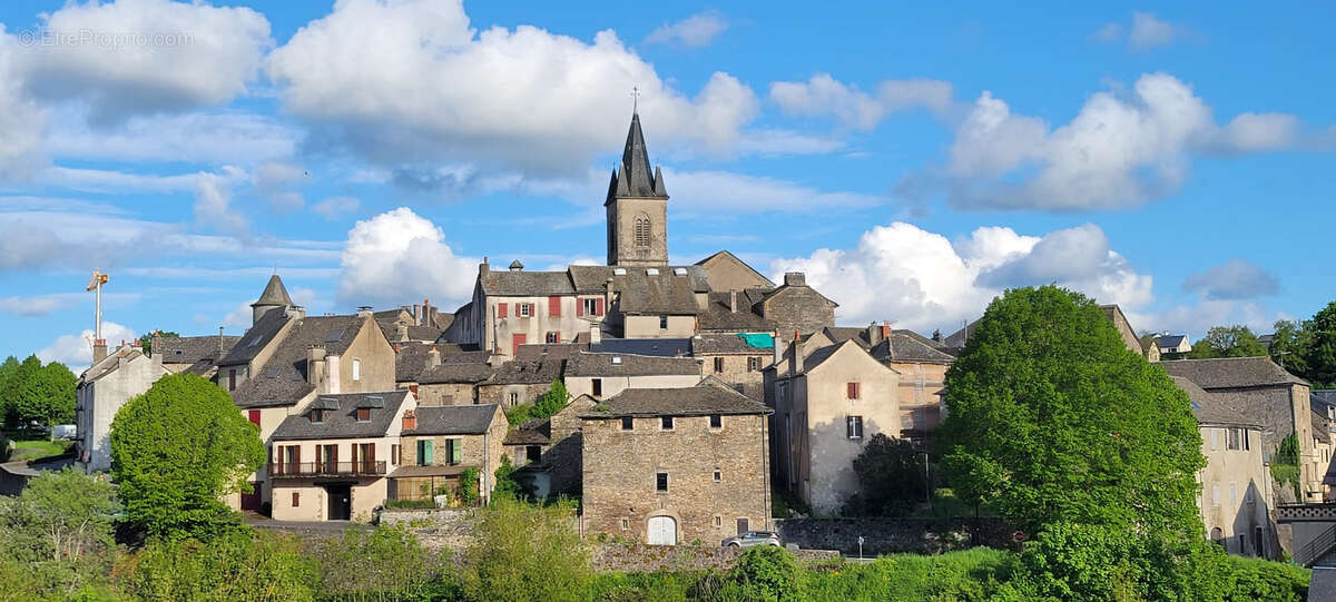 Maison à SALLES-CURAN