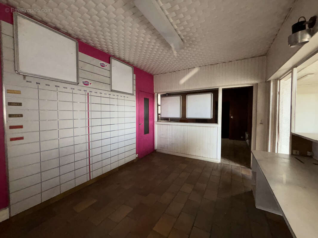 Commerce à SAINT-YRIEIX-LA-PERCHE