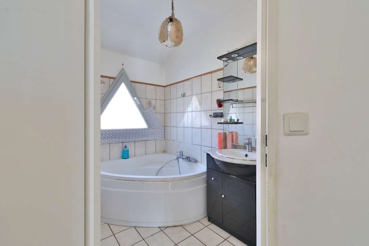 Maison individuelle avec garage à vendre 6 pièces VENISSIEUX (69) - photo 11