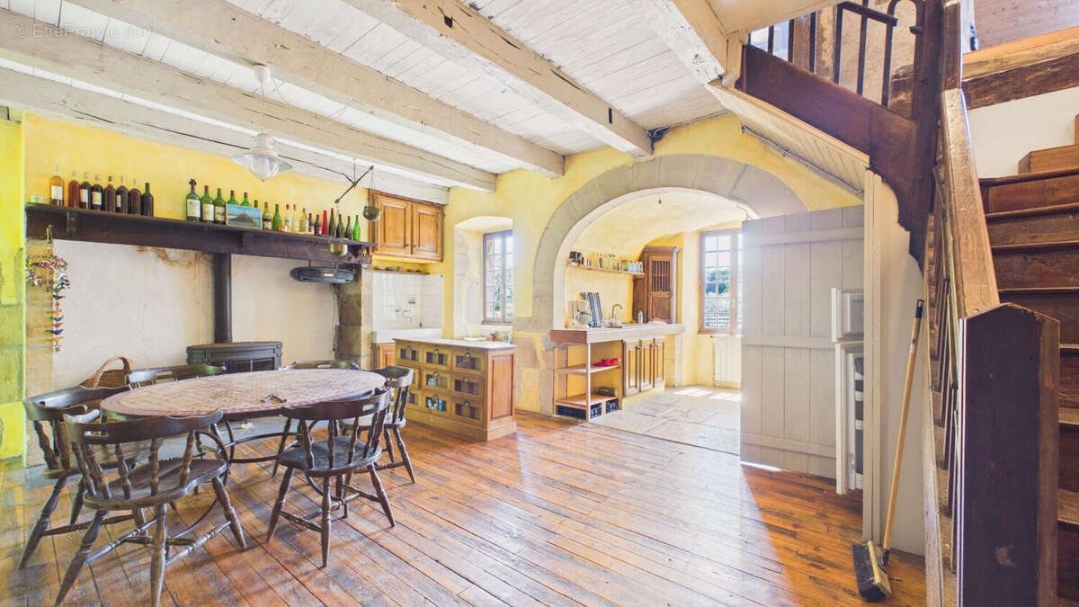 Maison de caractère de 200 m² avec dépendances et terrain de 6 800 m² - photo 3