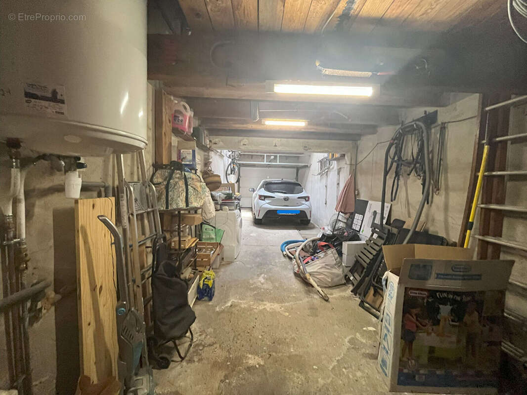 Maison à SAINT-MITRE-LES-REMPARTS