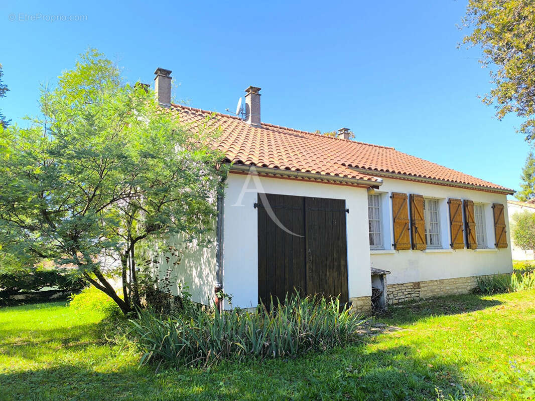Maison à MONTGESTY