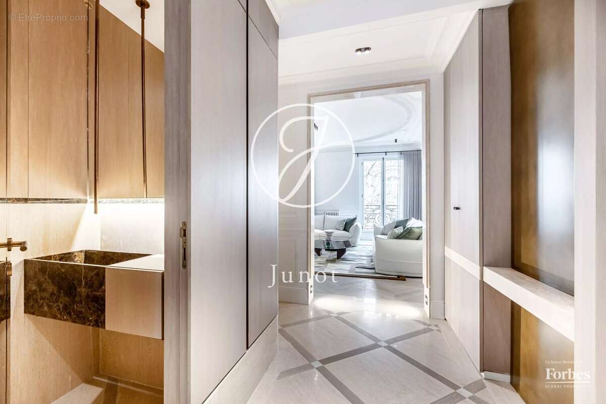 Appartement à PARIS-16E
