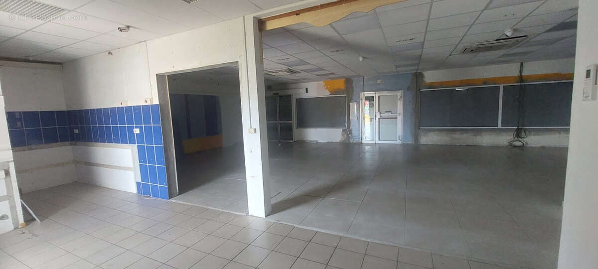 Local spacieux et lumineux avec vitrine dans une zone d'activité - photo 2