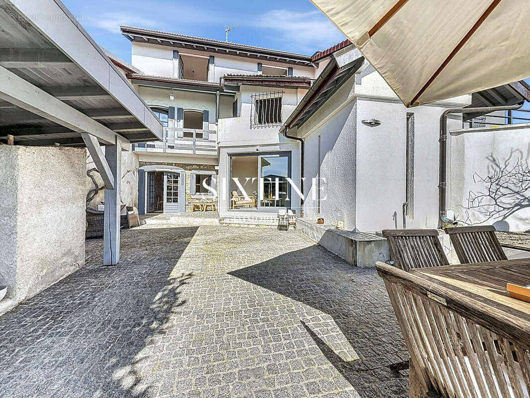 Maison à CHALLEX