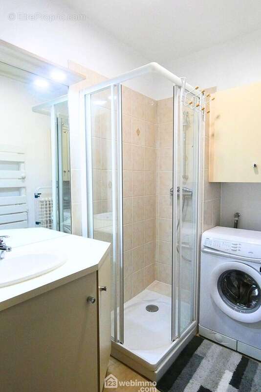 Une salle de douche vient compléter le tout,