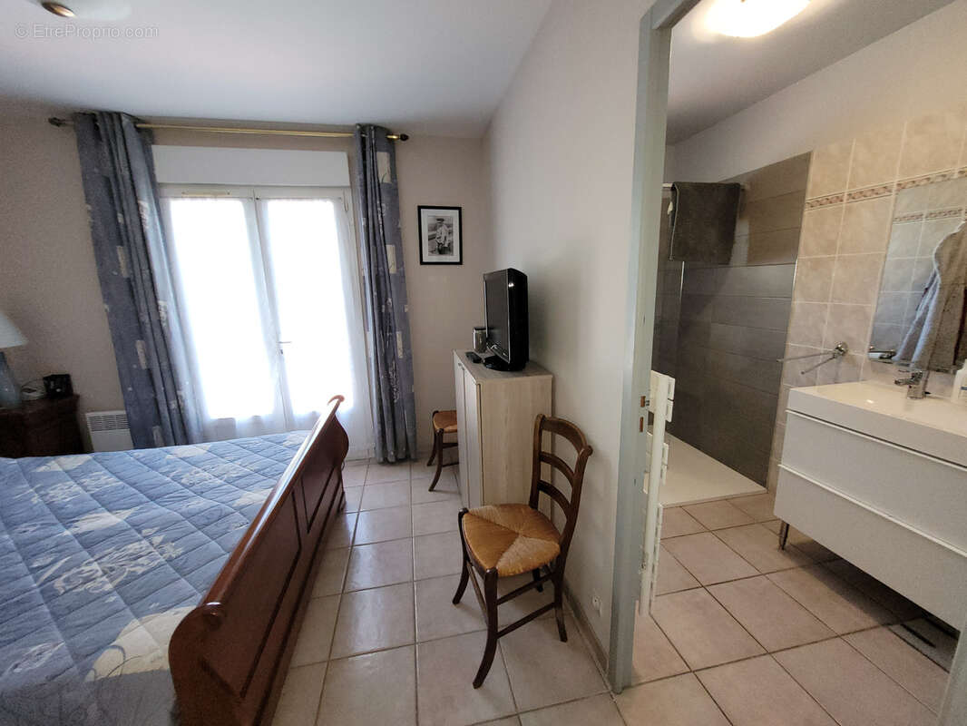 Salles d'Aude Villa T6 de 116 m2 de Plain-pied avec un garage de 30 m2, un atelier de 18 m2 et une piscine. - photo 8