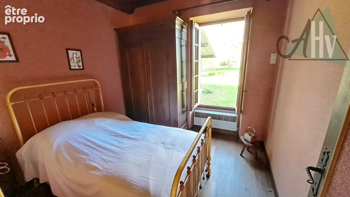 Saint Valérien - Maison ancienne avec deux chambres, grandes dépendances et terrain de 3840 m2 - photo 8