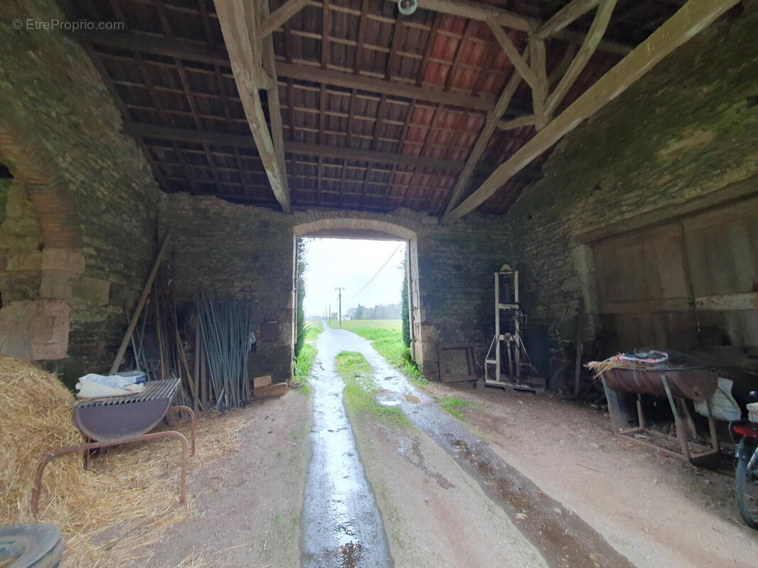 porche - entrée propriété - Maison à PUY-L&#039;EVEQUE
