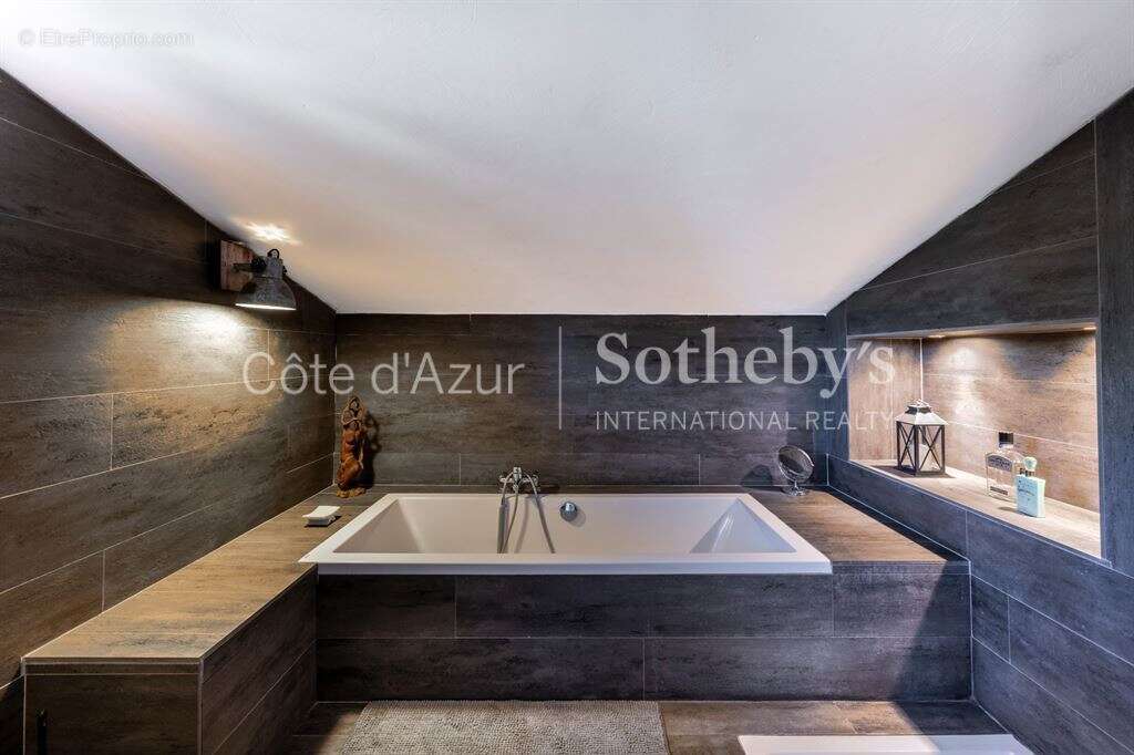 Maison à CHATEAUNEUF-GRASSE