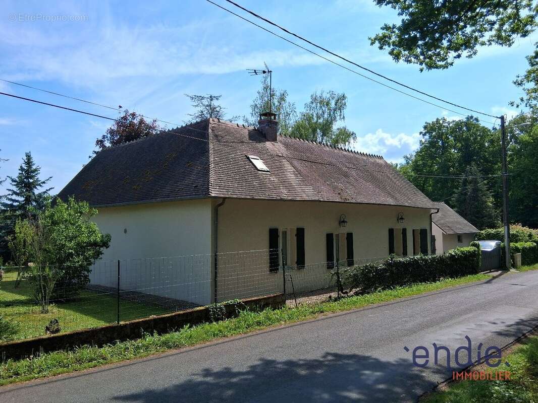 Maison à SAINT-BONNET-TRONCAIS