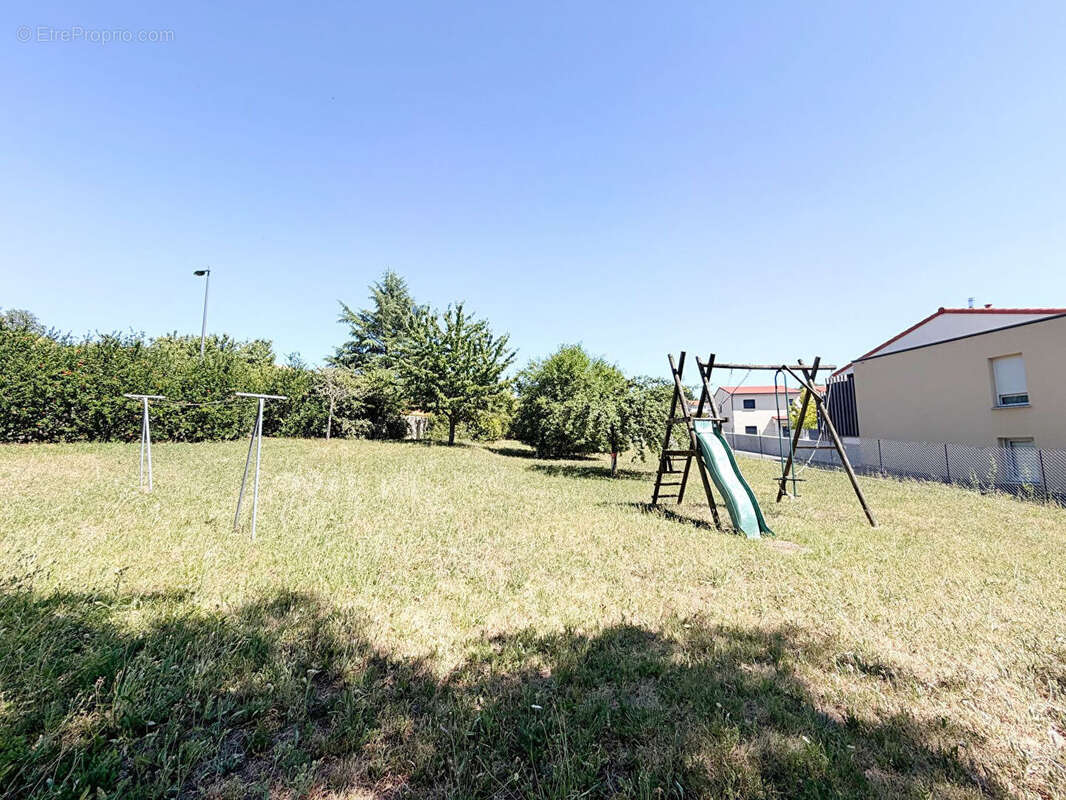 Terrain constructible de 791 m2 - photo 3
