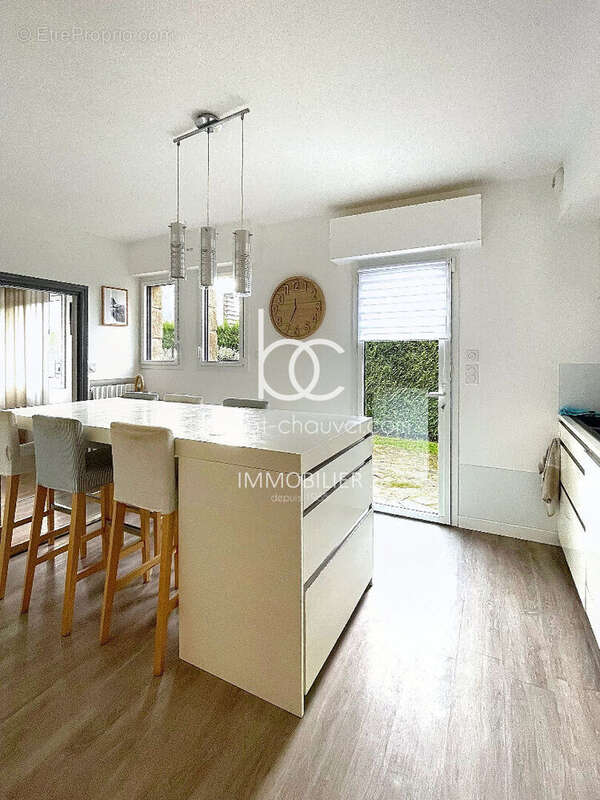 PLOEREN - Maison Familiale 215 m² - 6 Chambres - Terrain 1096 m² - photo 3