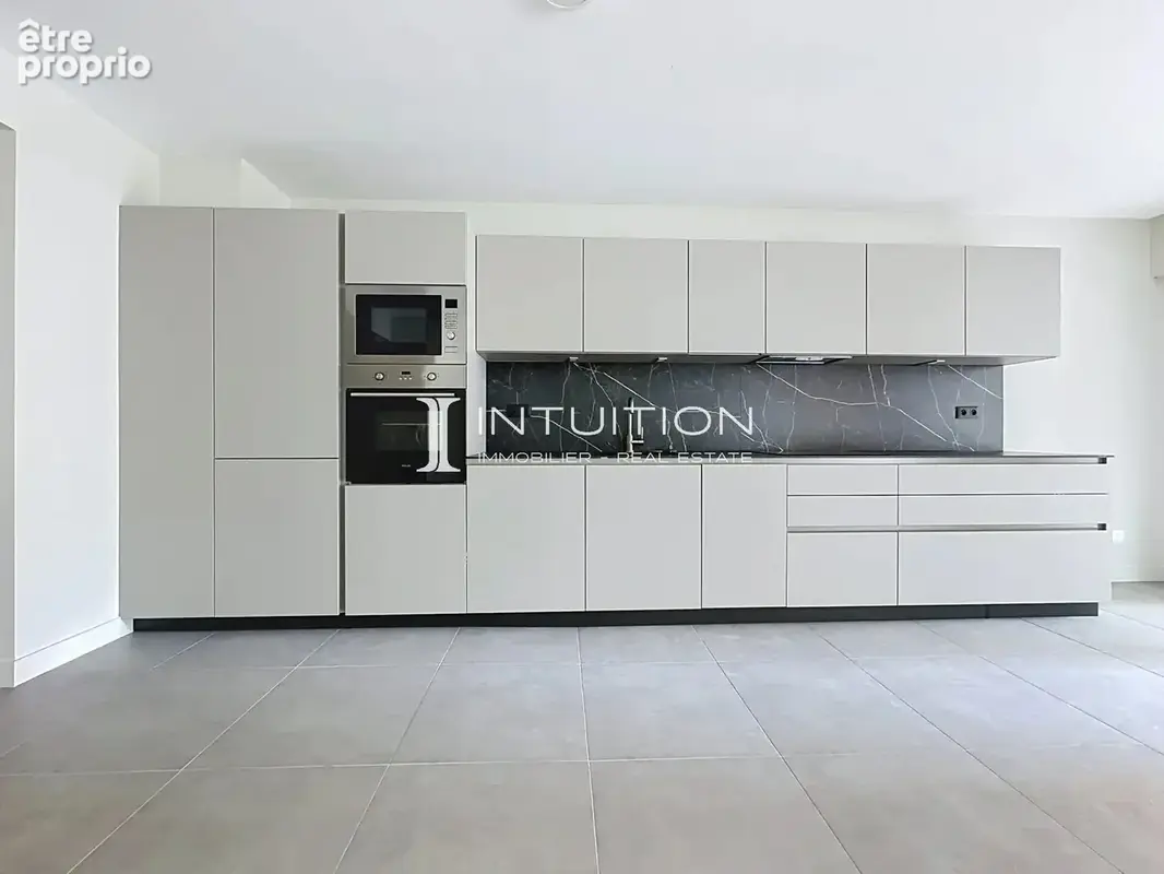 Cannes – Quartier des Anglais : élégant 3 pièces entièrement rénové avec terrasse de 17 m², garage et cave - photo 5