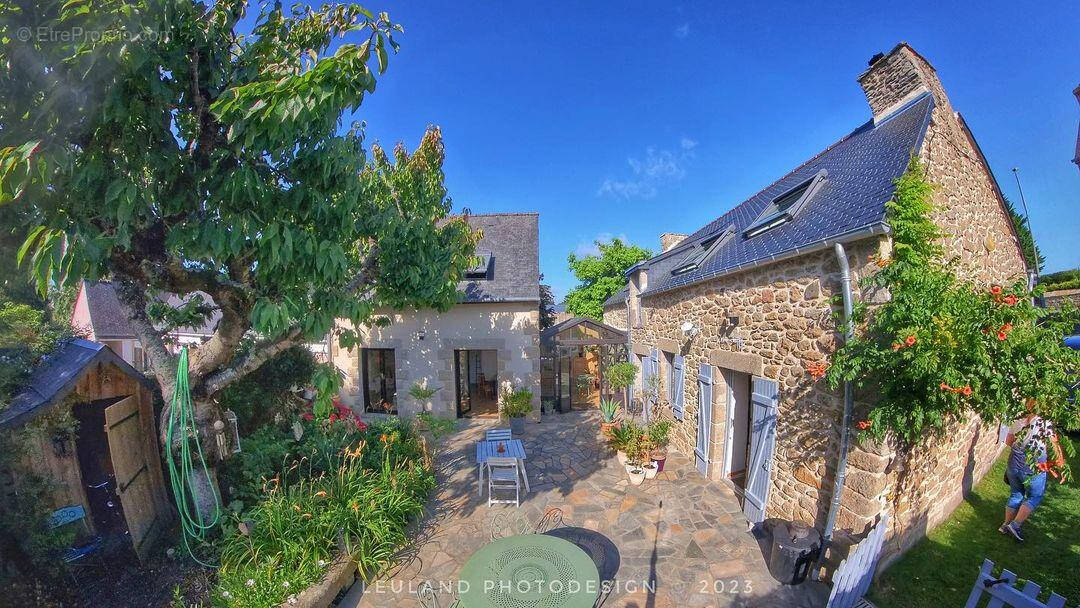 Maison à SAINT-JACUT-DE-LA-MER