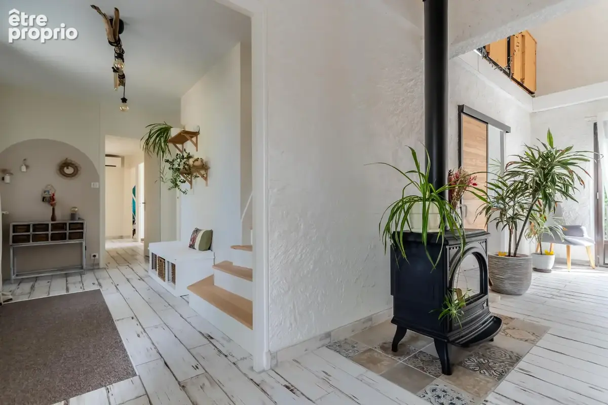 Une maison moderne avec piscine, jardin et parking - photo 11