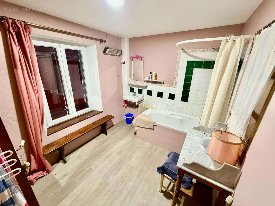 Ensemble immobilier sur caves et terrains avec source et puits - photo 15