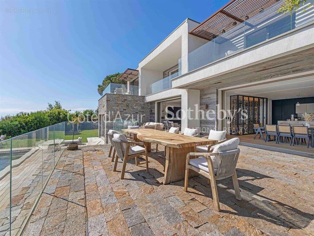 Villa de luxe aux Issambres avec vue mer panoramique et piscine à débordement - photo 8