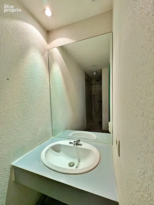 salle d'eau avec douche