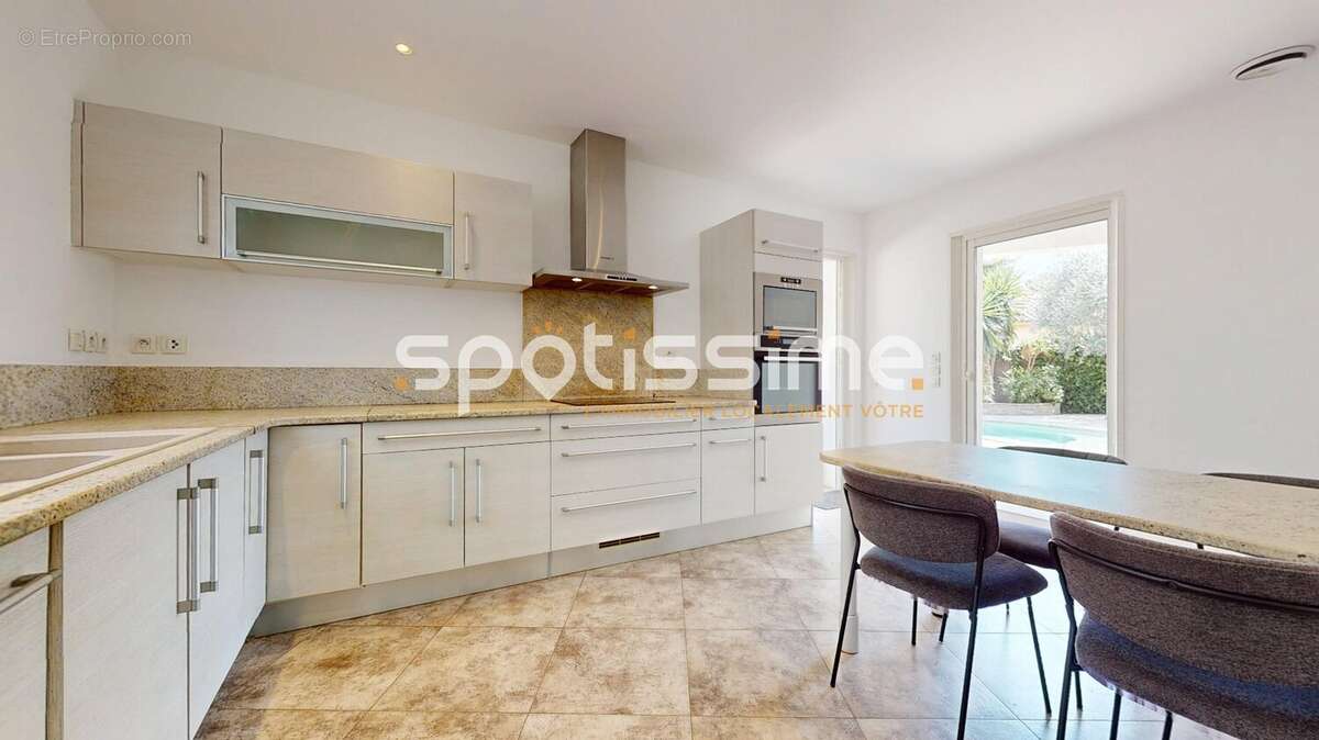 Maison de plain-pied avec piscine lagon sur 915 m² de terrain  Le Grau d'Agde, quartier Baluffe - photo 8