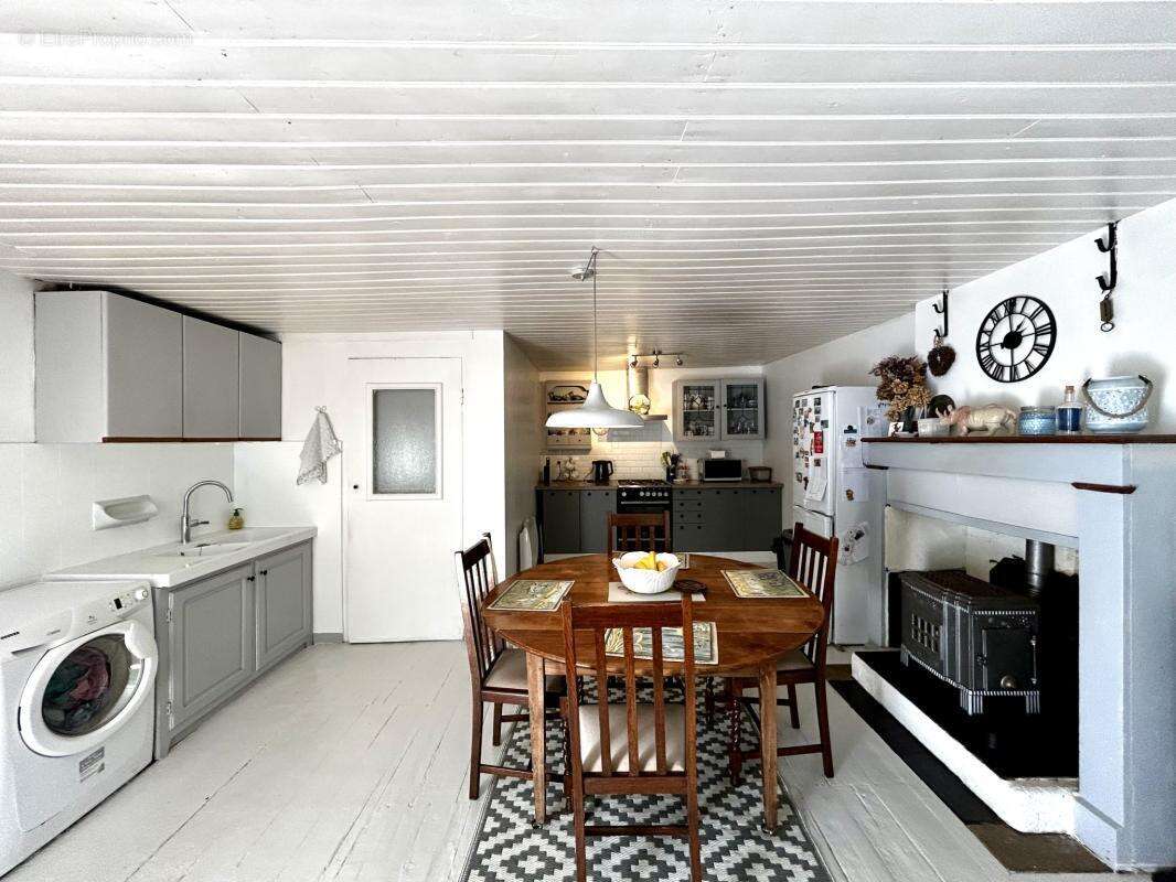 Maison en pierre de 186m2, dépendances et beau jardin - photo 6