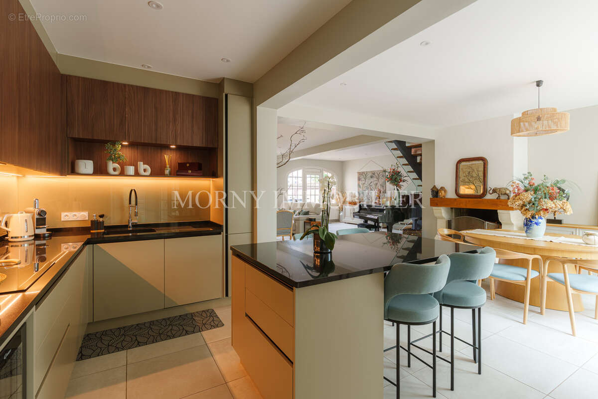 À vendre - maison de 550m2 avec piscine intérieure - garage - parking - photo 5