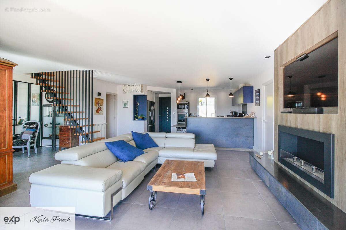 Kyela Puech- ep luxury présente villa de 2 chambres avec deux studios indépendants, piscine, terrain constructible, vue imprenable sur Villelaure, proche Pertuis et Aix-en-Provence - Maison à VILLELAURE