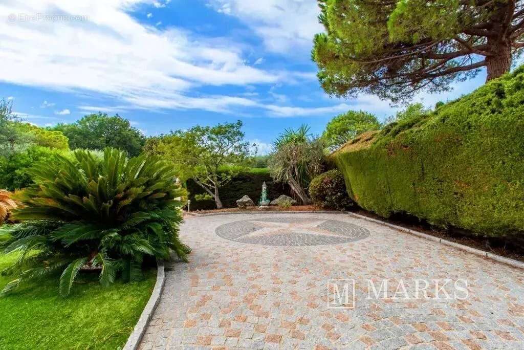 Villa de style néo provençal avec terrain plat et piscine - photo 4