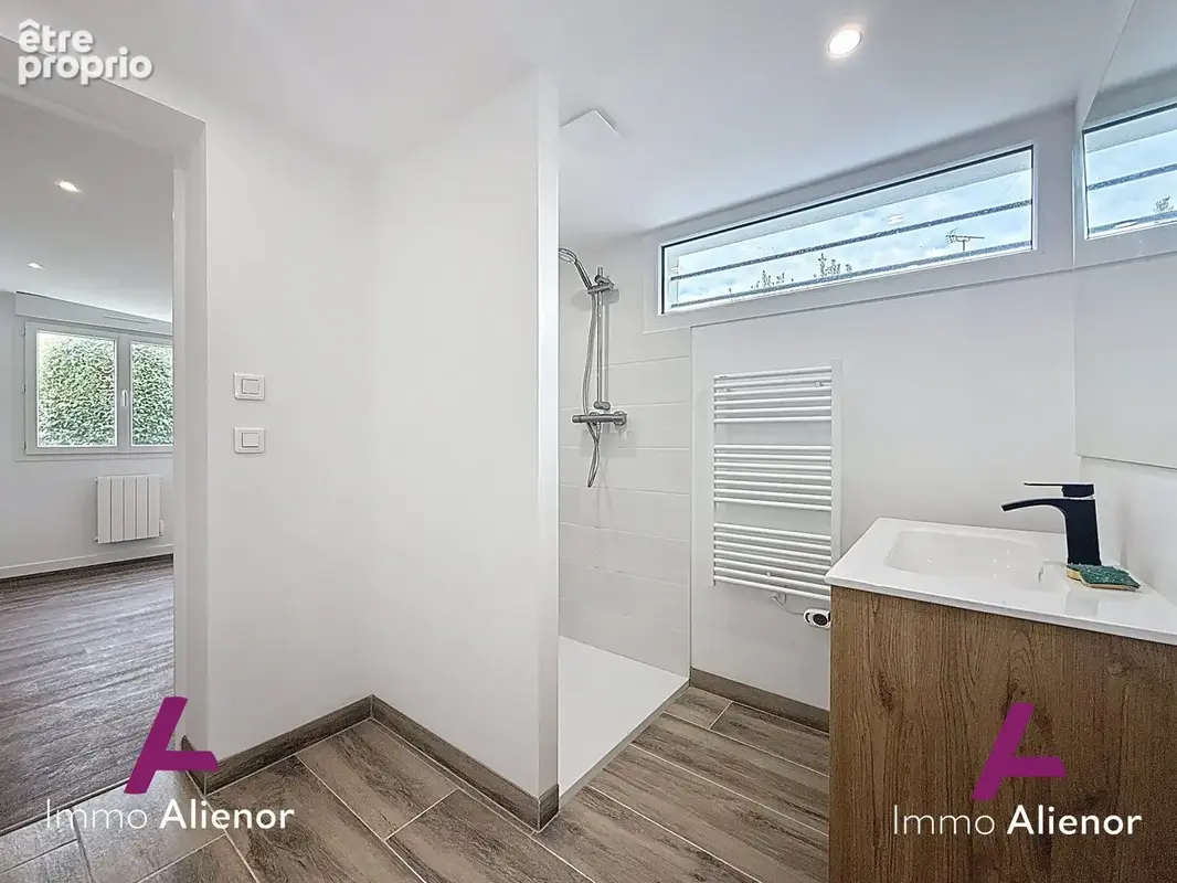 Maison 164 m² à Saint-Georges-Des-Coteaux  - photo 9