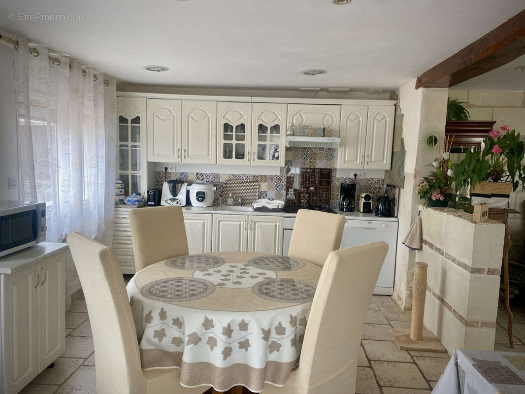 Ensemble immobilier en tuffeau avec dépendances sur un terrain de 3401m2. Idéale projet familiale, gîtes, acti - photo 10