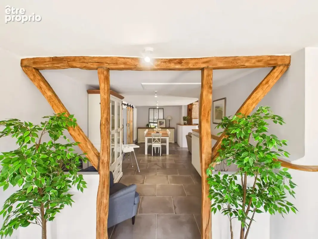 Propriété récemment rénovée de 6 chambres offrant beaucoup de flexibilité et une belle vue - photo 3