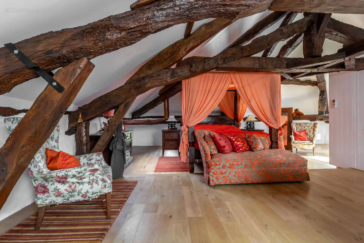 Maison de campagne avec piscine, dépendances, grange, terrain. - photo 5