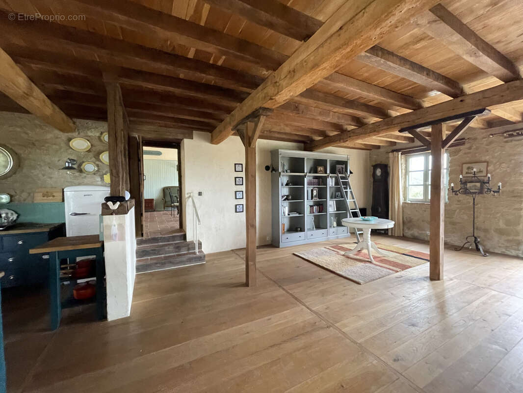 Maison Restaurée avec Goût, Gîte Indépendant, Piscine et Vue sur les Montagnes - photo 6