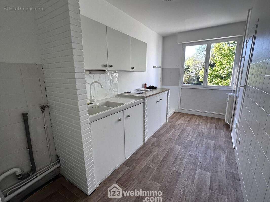 Découvrons ensuite cette jolie cuisine aménagée et fonctionnelle .