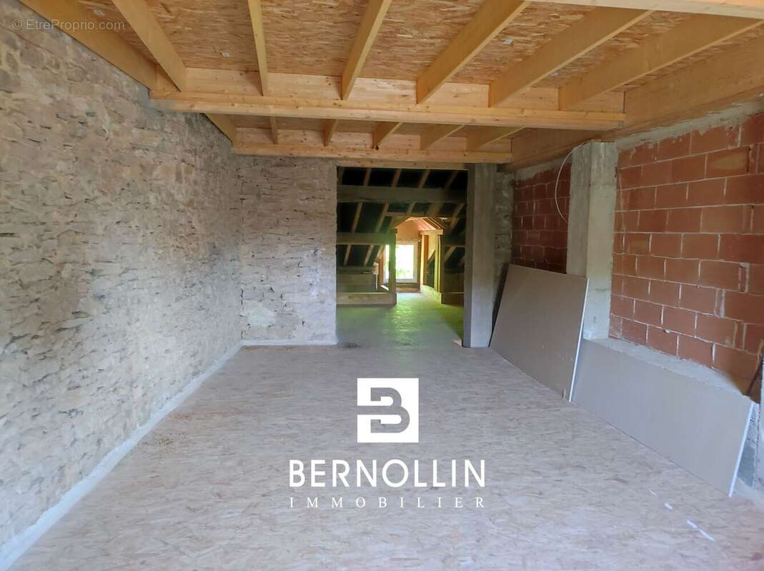 Maison à COURMANGOUX