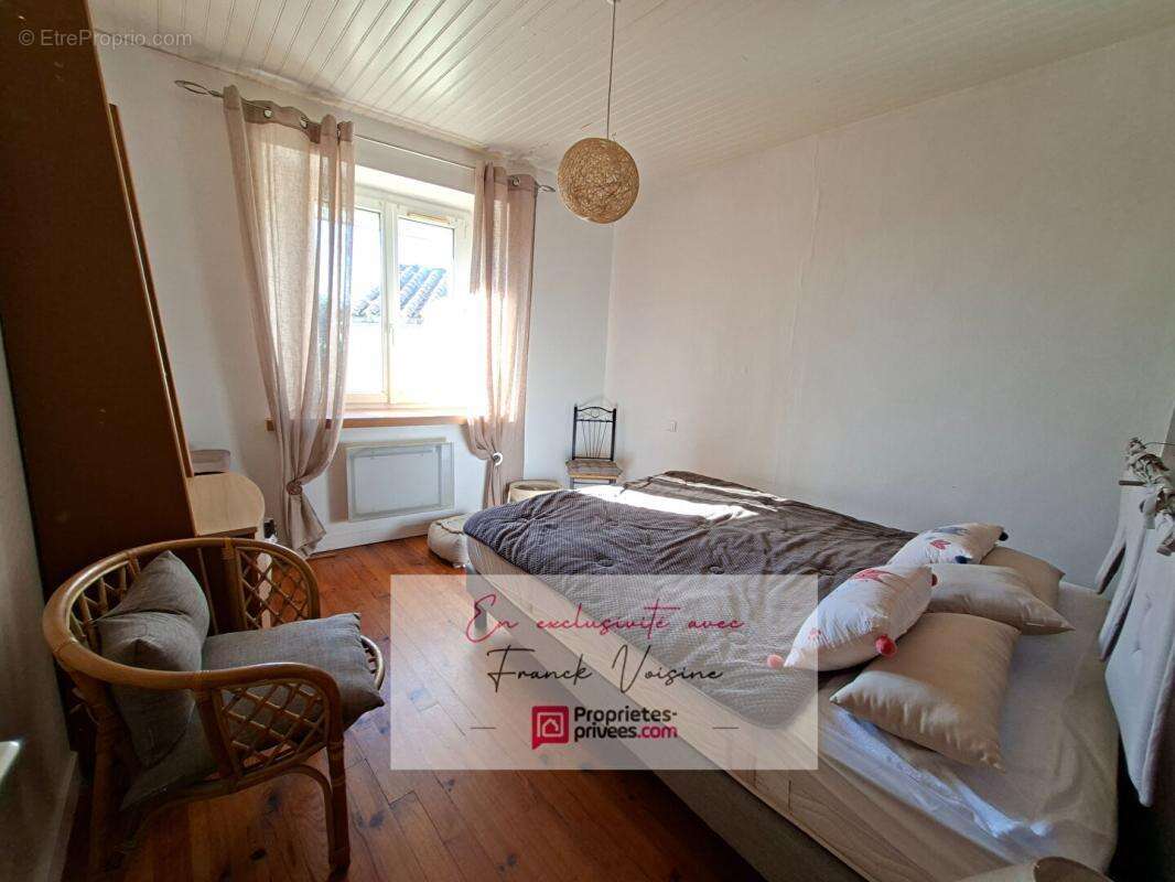 A VENDRE en Exclusivité à Saint Michel Mont Mercure, Maison de centre-ville entièrement rénovée avec 2 chambres et terrain non a - photo 4