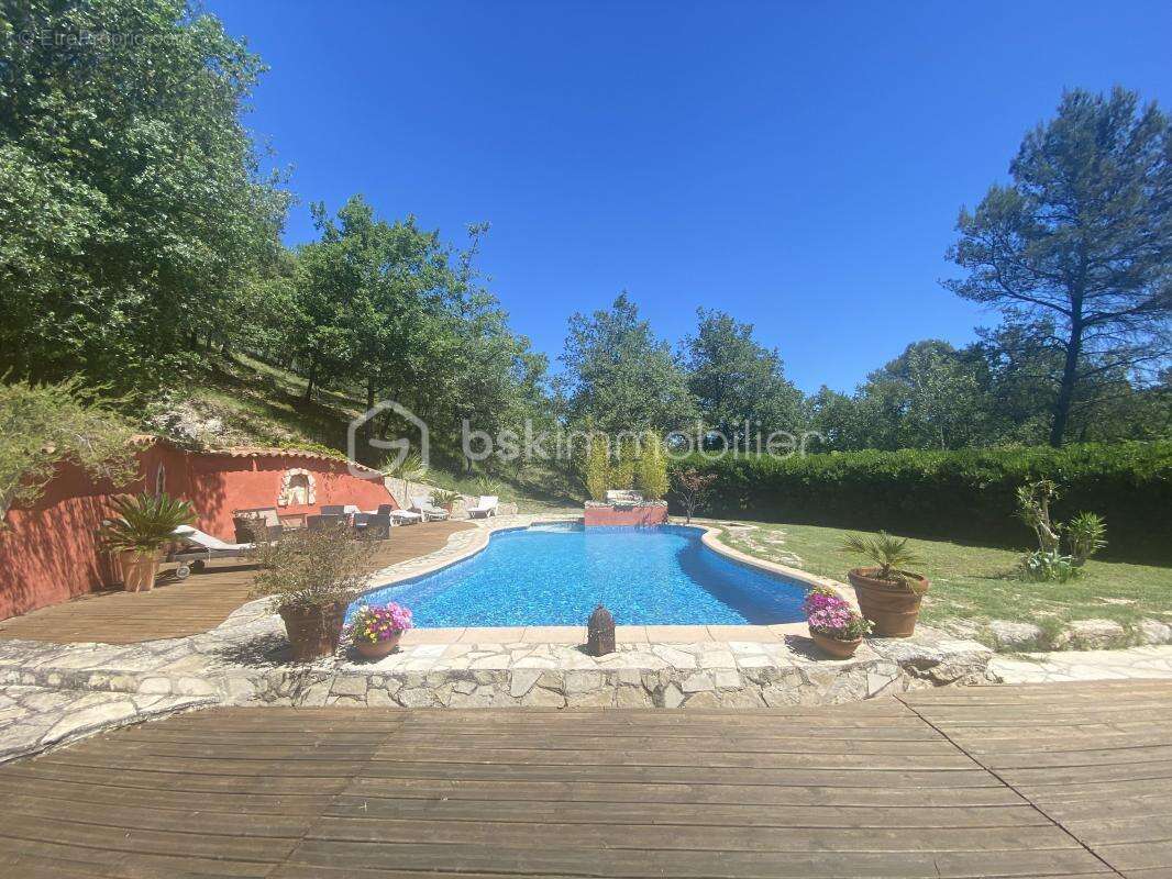 Maison à LA ROQUE-D&#039;ANTHERON