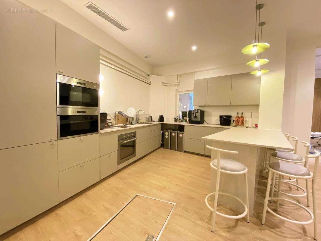 Coup de cœur assuré ! Corpimmo vous propose à la vente une très belle surface en duplex atypique et fonctionnelle entièrement ré - photo 3