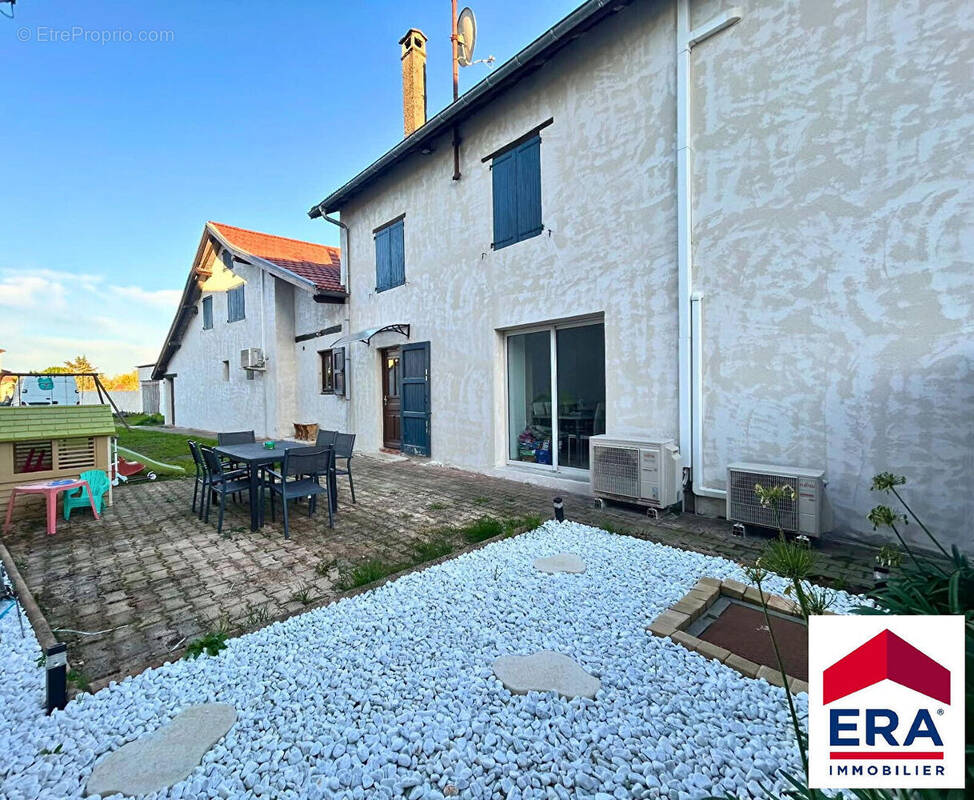 Maison à VEZERONCE-CURTIN