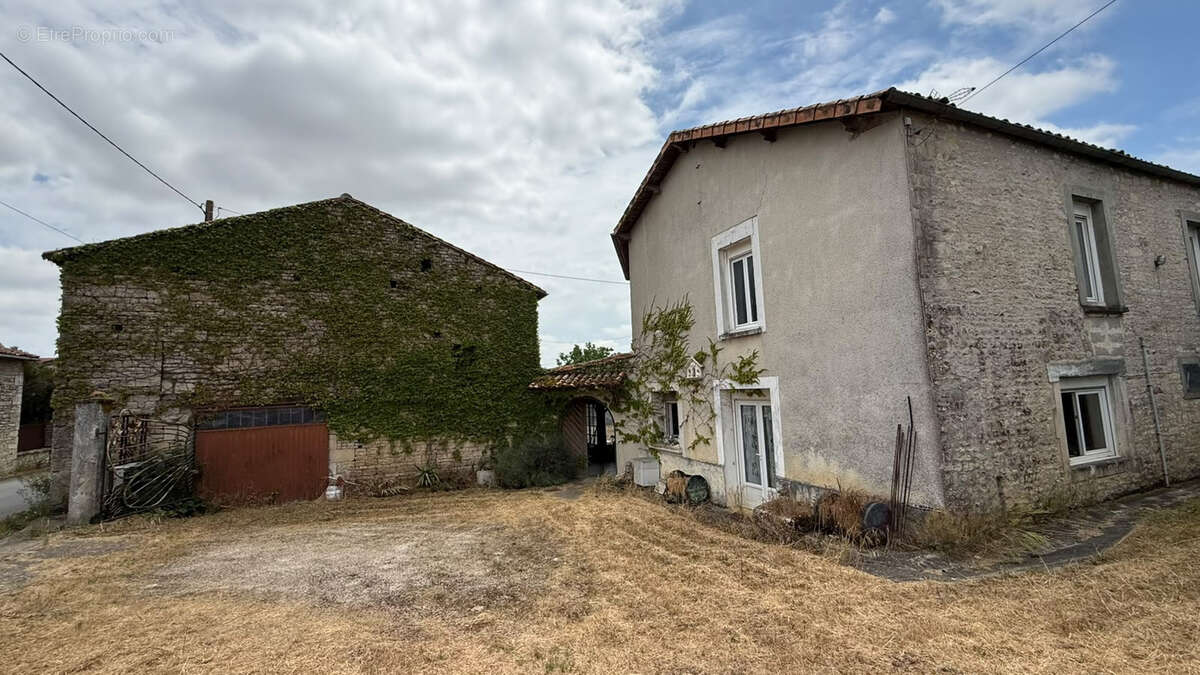 Maiosn de village et dépendances - photo 2