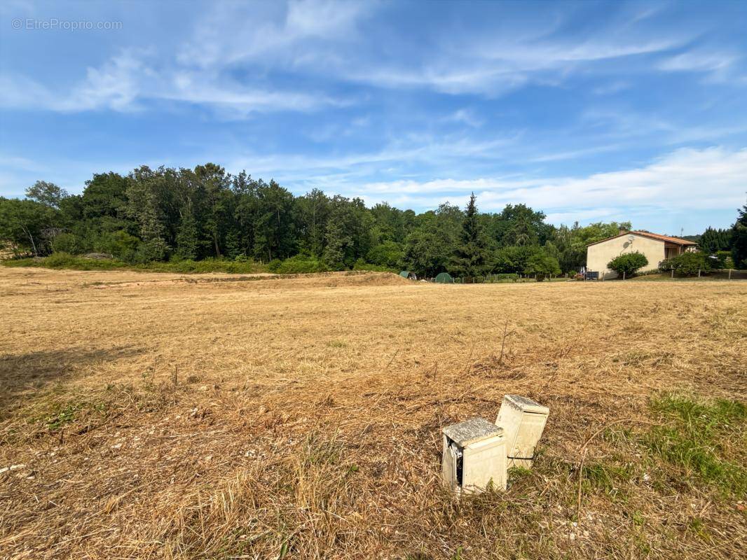 Terrain à NOTRE-DAME-DE-SANILHAC