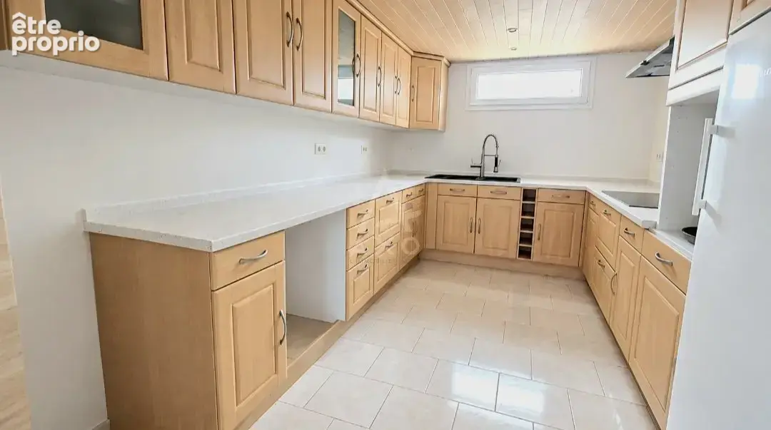 Maison de plain pied avec sous sol semi enterré - photo 8