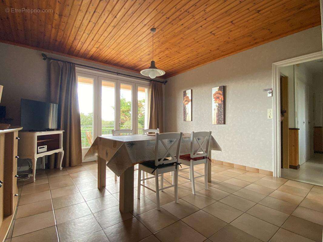 Maison à SAINT-HILAIRE-DE-CHALEONS