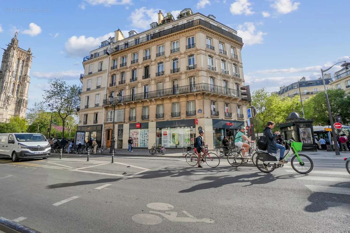 Appartement à PARIS-1E