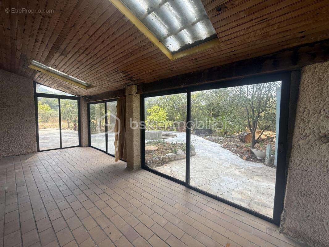 Maison de caractère à rénover – 4 800 m² de terrain – Un cadre naturel exceptionnel à Ventabren - photo 10