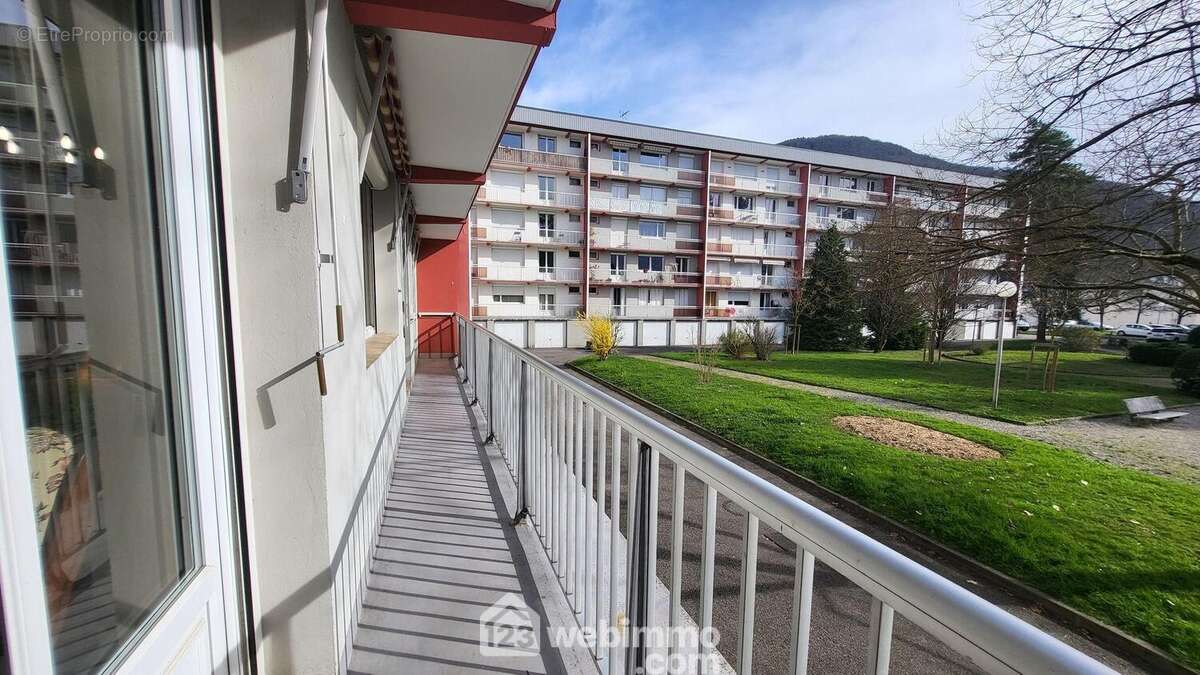 ...Ouvrant sur un beau balcon pouvant accueillir des fauteuils l'été - Appartement à SAINT-MARTIN-D'HERES