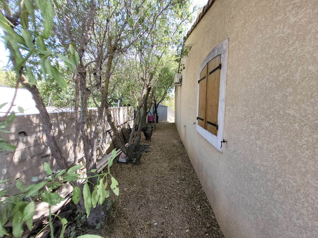 Salles d'Aude Villa de plain-pied SH 88 M2 type IV + garage et piscine sur terrain clos de 311 m2, expo sud. - photo 13