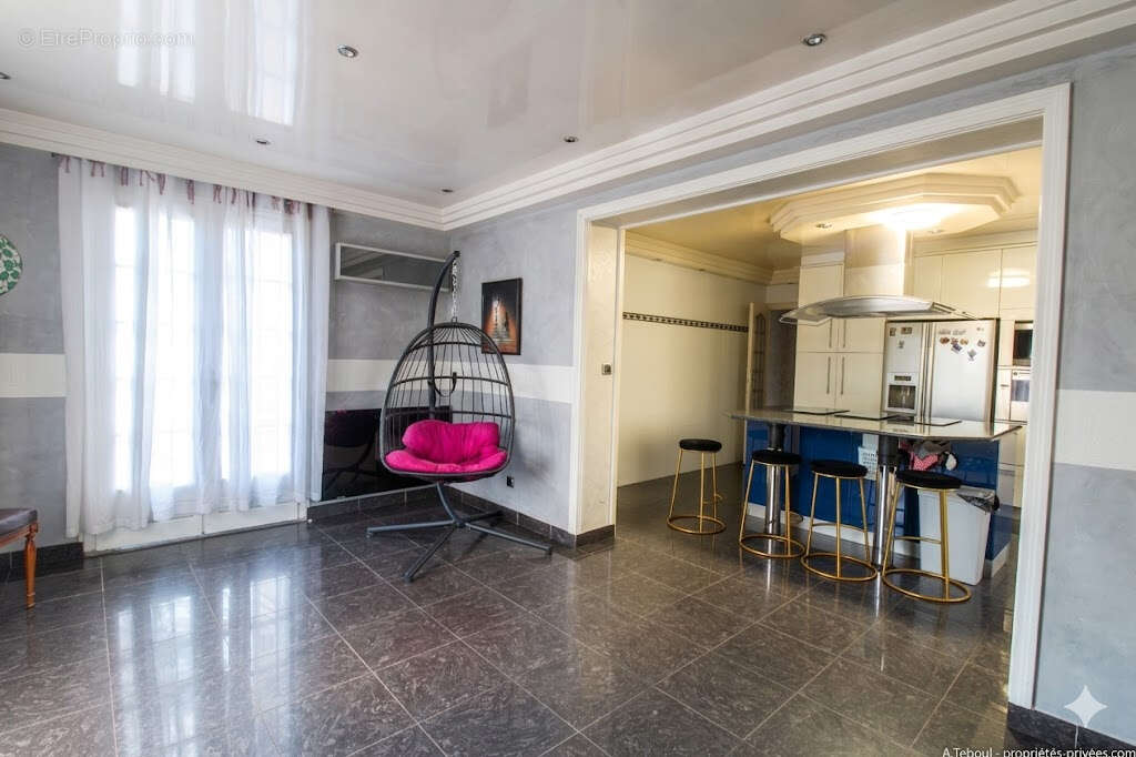 Coup de coeur : Villa familiale d'exception de 210m² - 5 chambres - Piscine -et jardin - Bron Les Genets - photo 12
