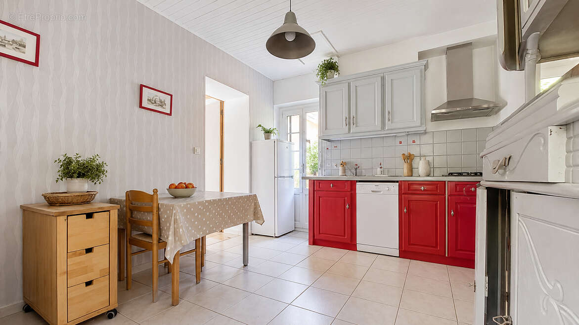 PLAZAC: BELLE VUE ET CALME! - Maison avec gîte attenant. 3/4 chambres. Dépendance. Terrain constructible , Prés et bois environ  - photo 12